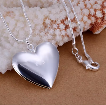 Collar Guardapelo "Guardián de Recuerdos" Corazón de Filigrana en Plata